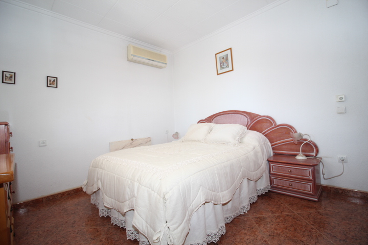 Chalet con amplia parcela en esquina, piscina y garaje privado en San Luis.