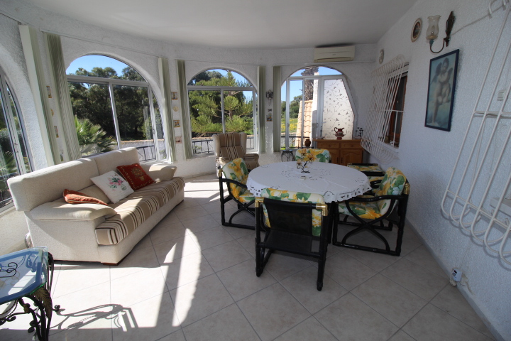 Chalet con amplia parcela en esquina, piscina y garaje privado en San Luis.