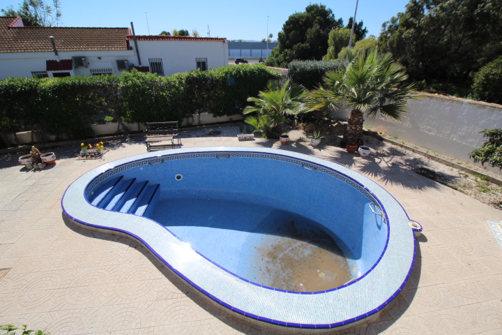 Chalet con amplia parcela en esquina, piscina y garaje privado en San Luis.