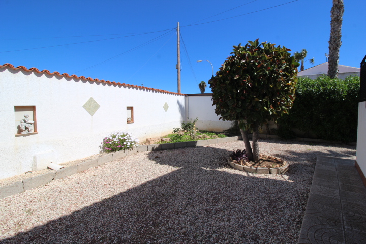 Chalet con amplia parcela en esquina, piscina y garaje privado en San Luis.