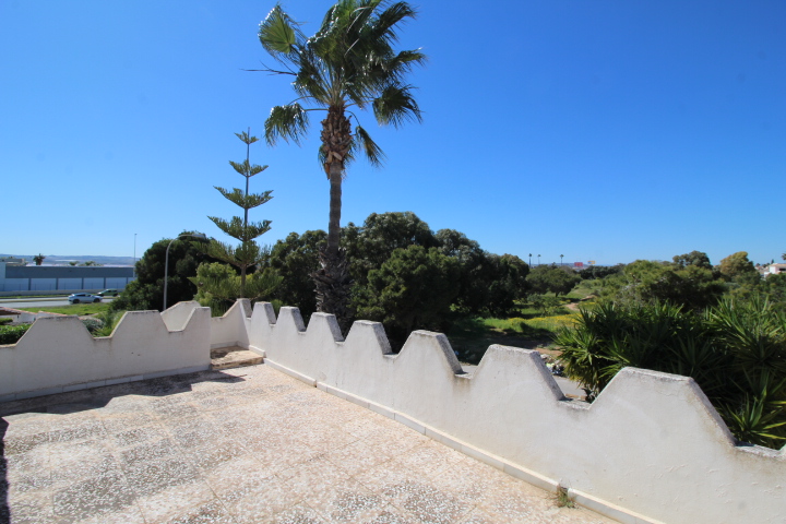 Chalet con amplia parcela en esquina, piscina y garaje privado en San Luis.