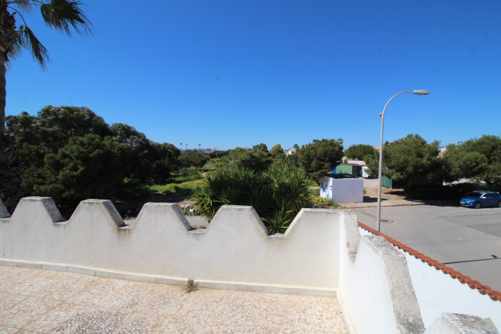 Chalet con amplia parcela en esquina, piscina y garaje privado en San Luis.