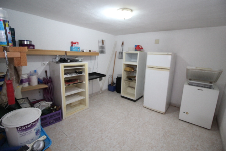 Chalet con amplia parcela en esquina, piscina y garaje privado en San Luis.