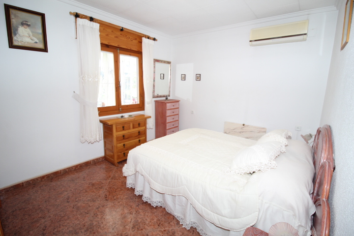 Chalet con amplia parcela en esquina, piscina y garaje privado en San Luis.