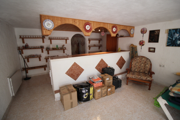 Chalet con amplia parcela en esquina, piscina y garaje privado en San Luis.