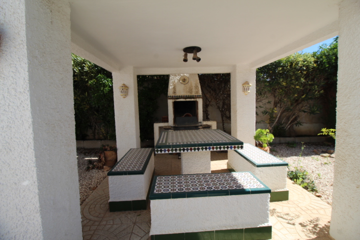 Chalet con amplia parcela en esquina, piscina y garaje privado en San Luis.