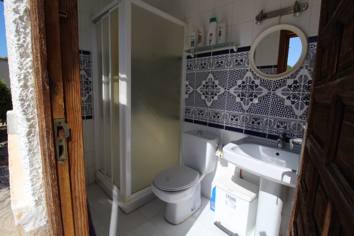 Chalet con amplia parcela en esquina, piscina y garaje privado en San Luis.