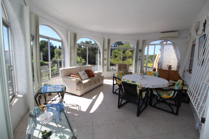 Chalet con amplia parcela en esquina, piscina y garaje privado en San Luis.