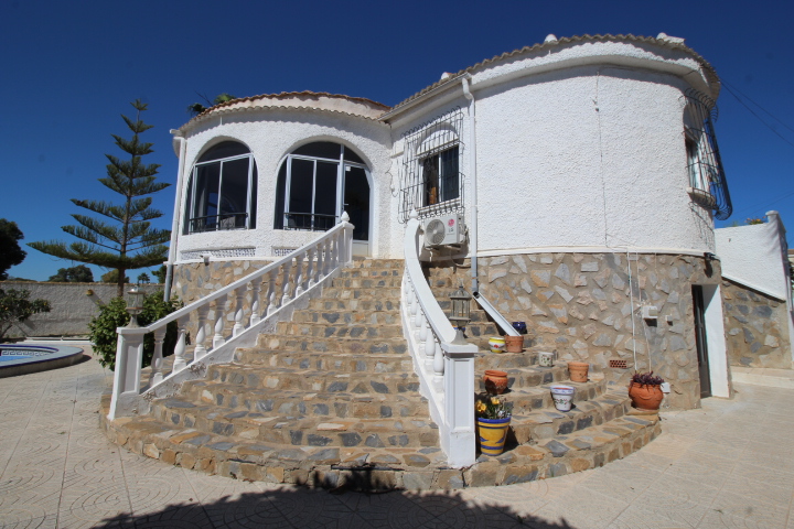 Chalet con amplia parcela en esquina, piscina y garaje privado en San Luis.