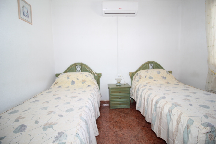 Chalet con amplia parcela en esquina, piscina y garaje privado en San Luis.