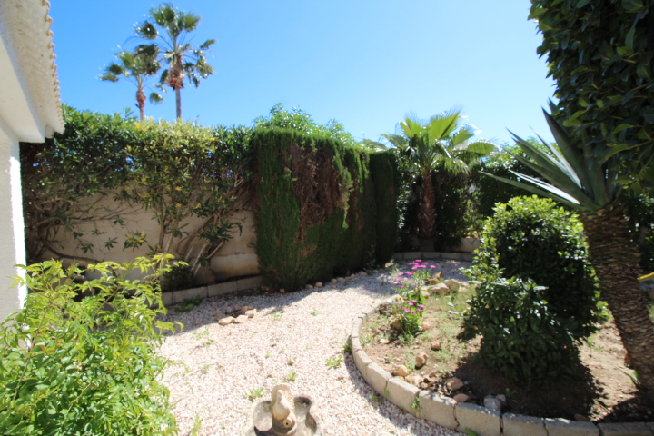 Chalet con amplia parcela en esquina, piscina y garaje privado en San Luis.