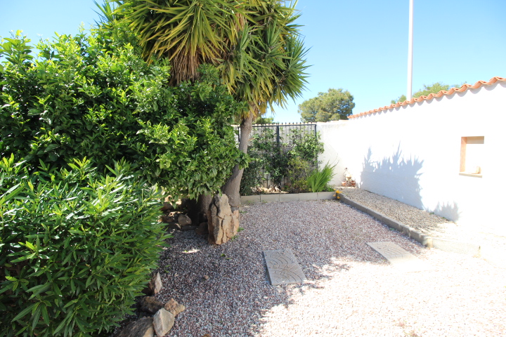 Chalet con amplia parcela en esquina, piscina y garaje privado en San Luis.