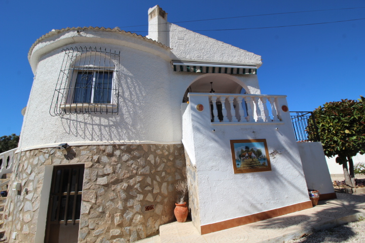 Chalet con amplia parcela en esquina, piscina y garaje privado en San Luis.