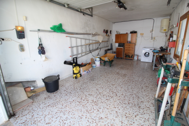 Chalet con amplia parcela en esquina, piscina y garaje privado en San Luis.