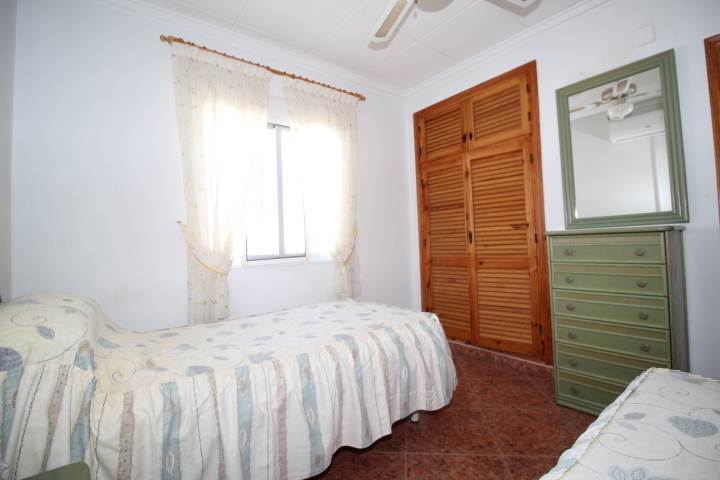 Chalet con amplia parcela en esquina, piscina y garaje privado en San Luis.