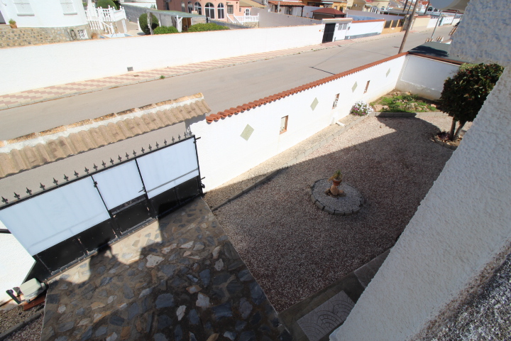 Chalet con amplia parcela en esquina, piscina y garaje privado en San Luis.