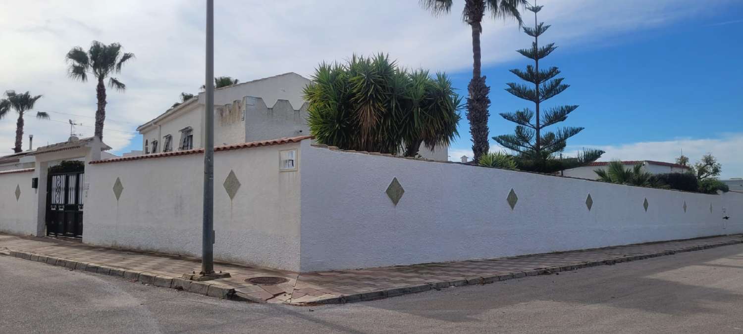 Chalet con amplia parcela en esquina, piscina y garaje privado en San Luis.