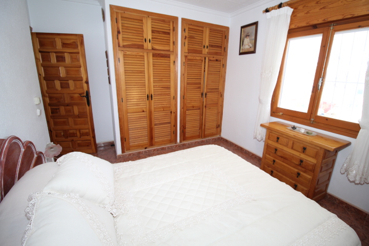 Chalet con amplia parcela en esquina, piscina y garaje privado en San Luis.