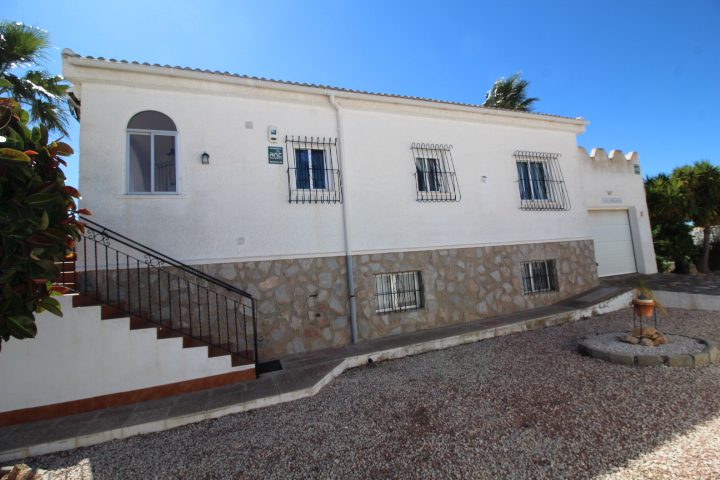 Chalet con amplia parcela en esquina, piscina y garaje privado en San Luis.