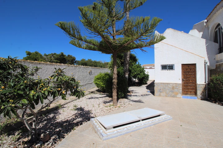 Chalet con amplia parcela en esquina, piscina y garaje privado en San Luis.