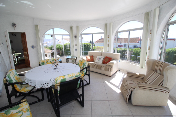 Chalet con amplia parcela en esquina, piscina y garaje privado en San Luis.