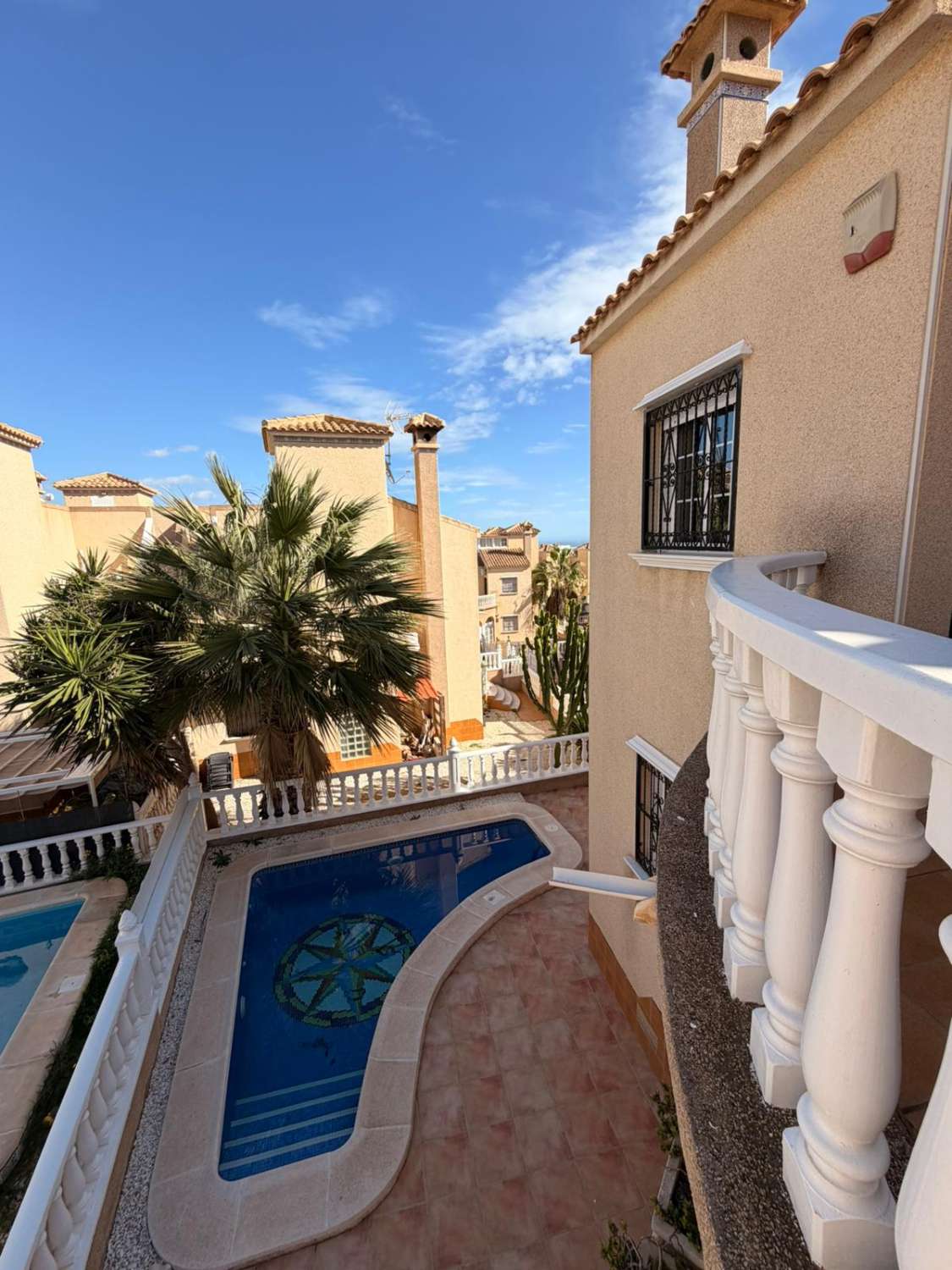 Quadro con 3 habitaciones y 2 baños ubicado Las Filipinas- Villamartin