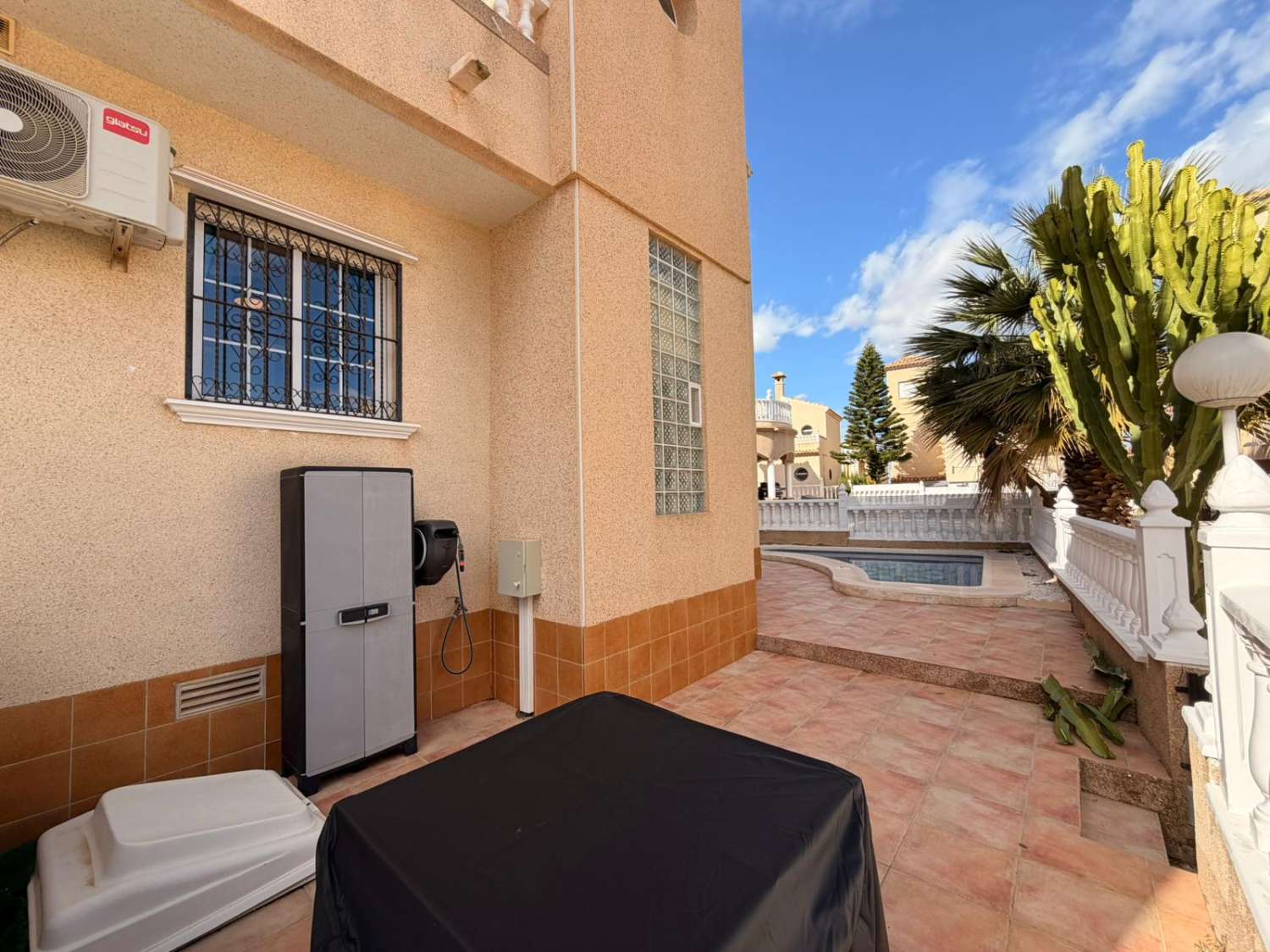 Quadro con 3 habitaciones y 2 baños ubicado Las Filipinas- Villamartin