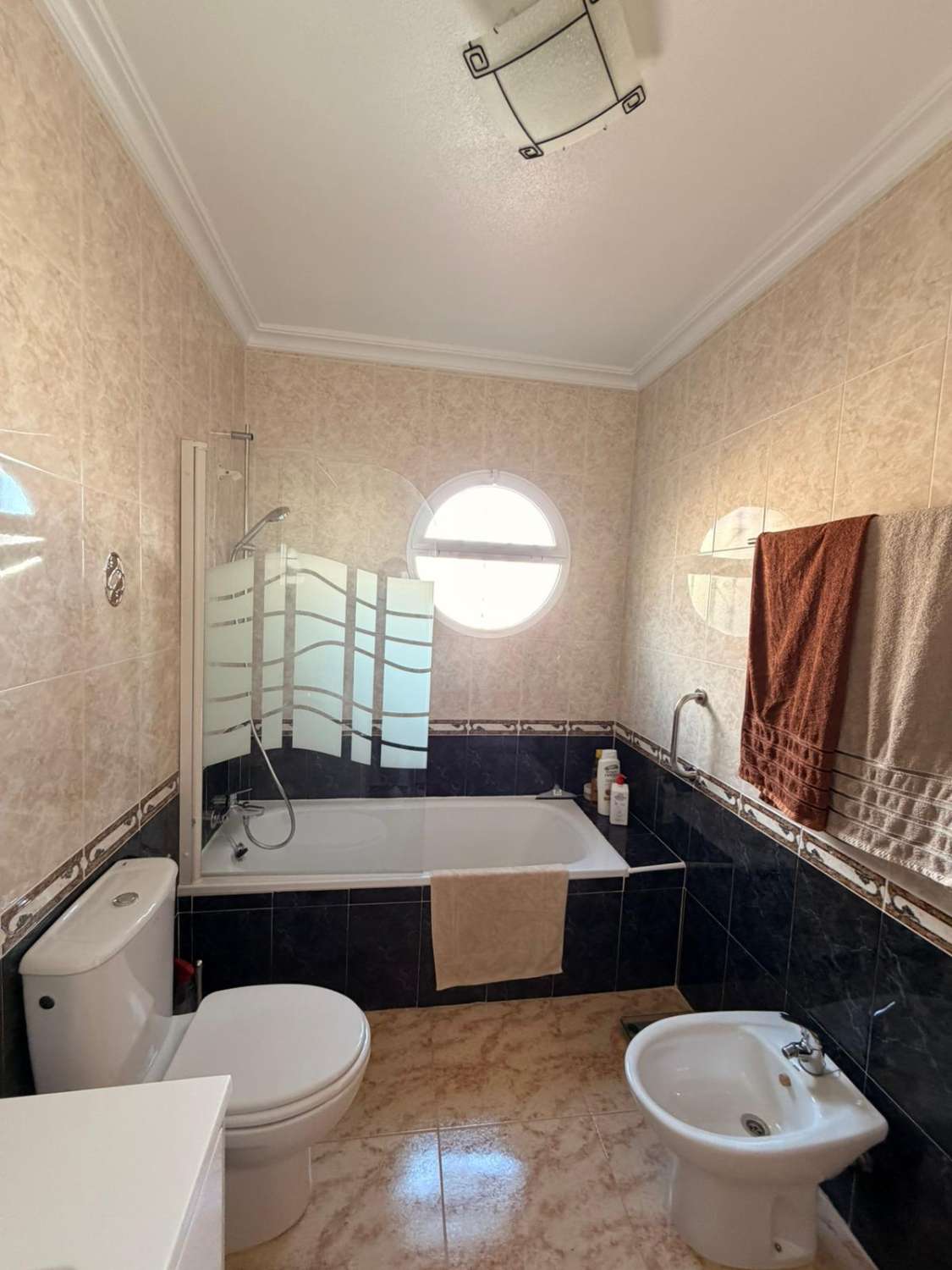 Quadro con 3 habitaciones y 2 baños ubicado Las Filipinas- Villamartin