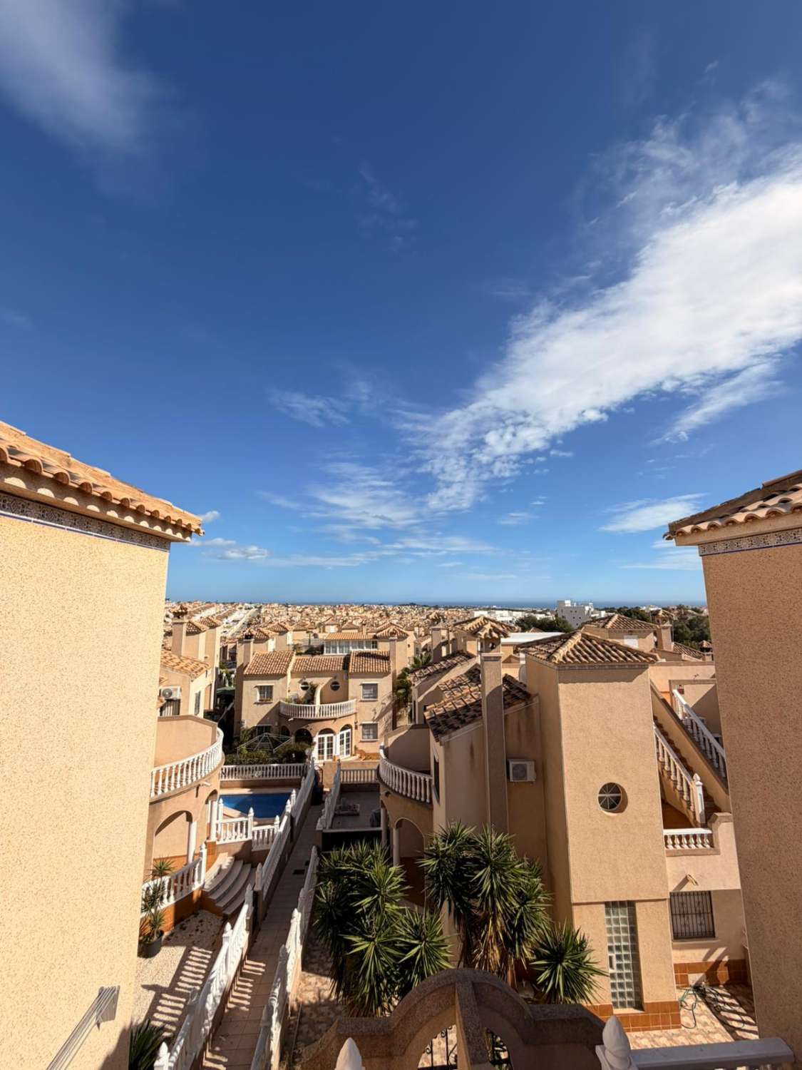 Quadro con 3 habitaciones y 2 baños ubicado Las Filipinas- Villamartin