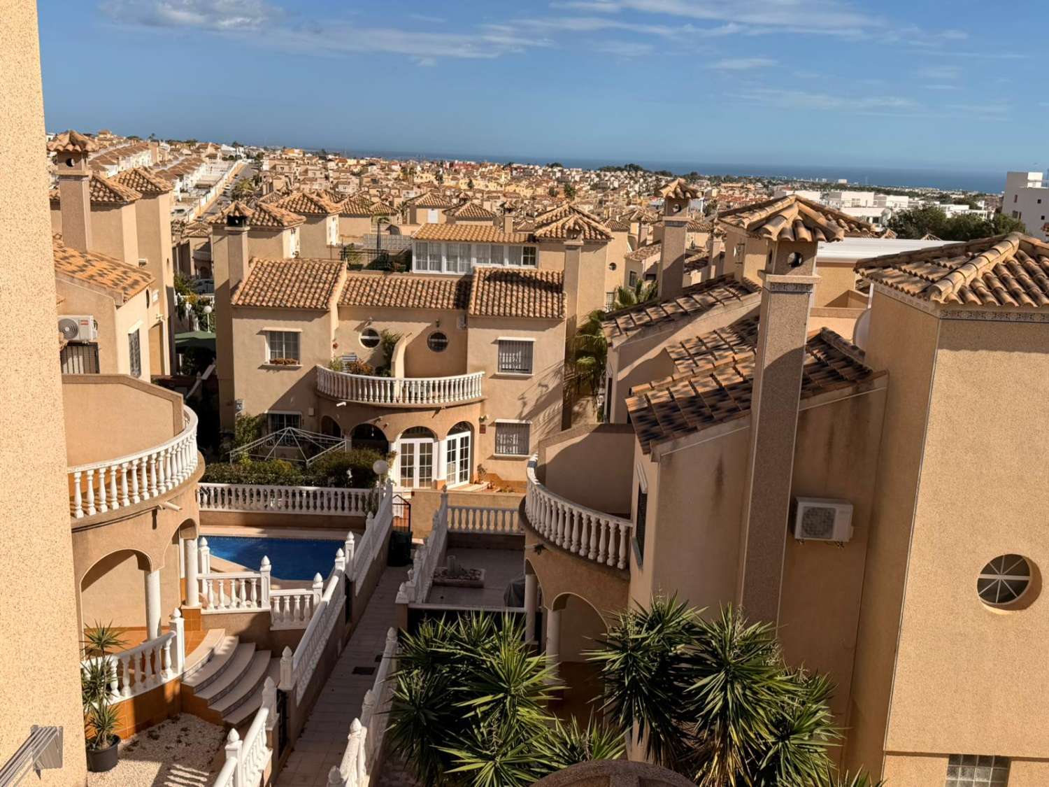 Quadro con 3 habitaciones y 2 baños ubicado Las Filipinas- Villamartin