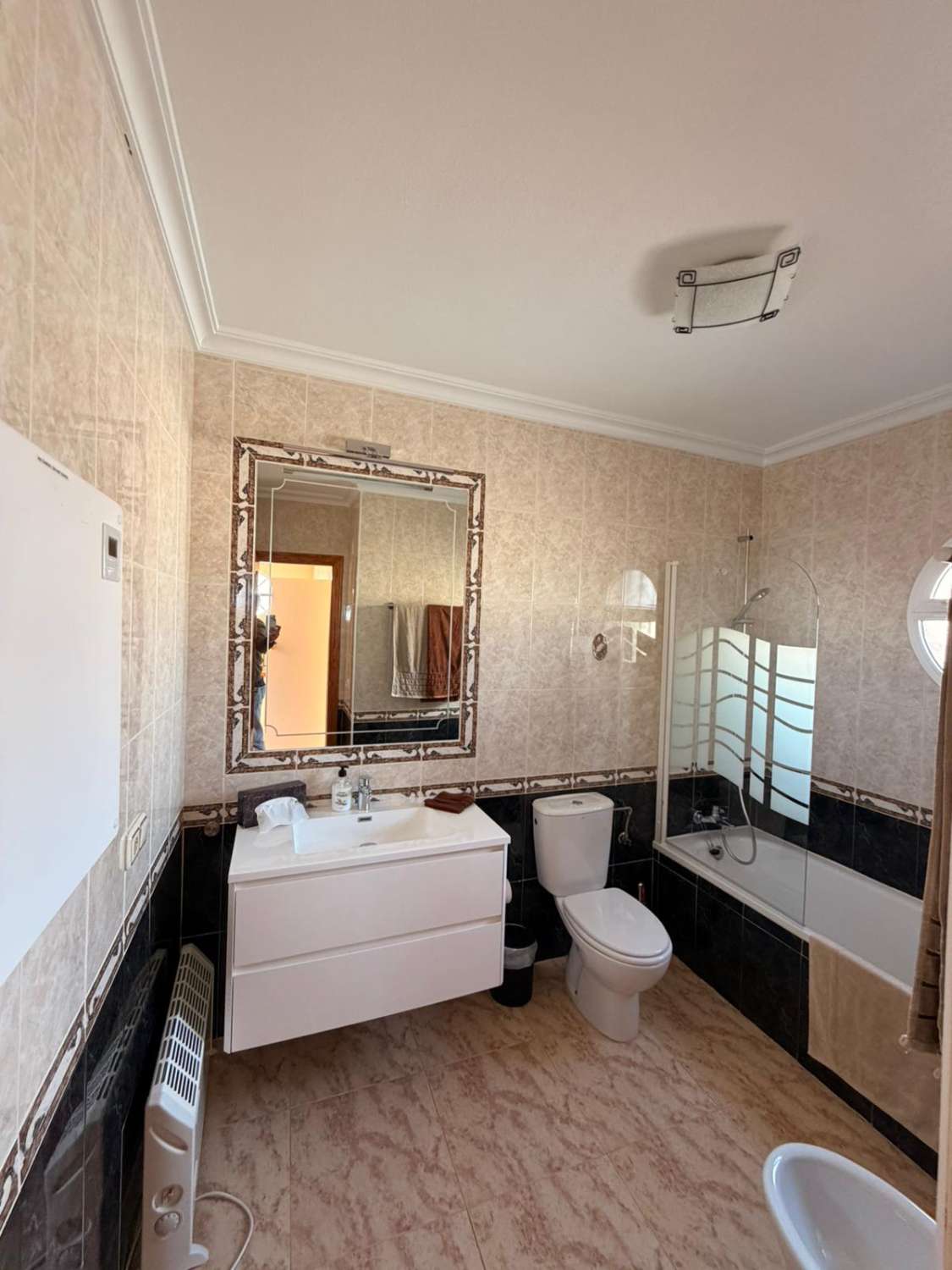 Quadro con 3 habitaciones y 2 baños ubicado Las Filipinas- Villamartin