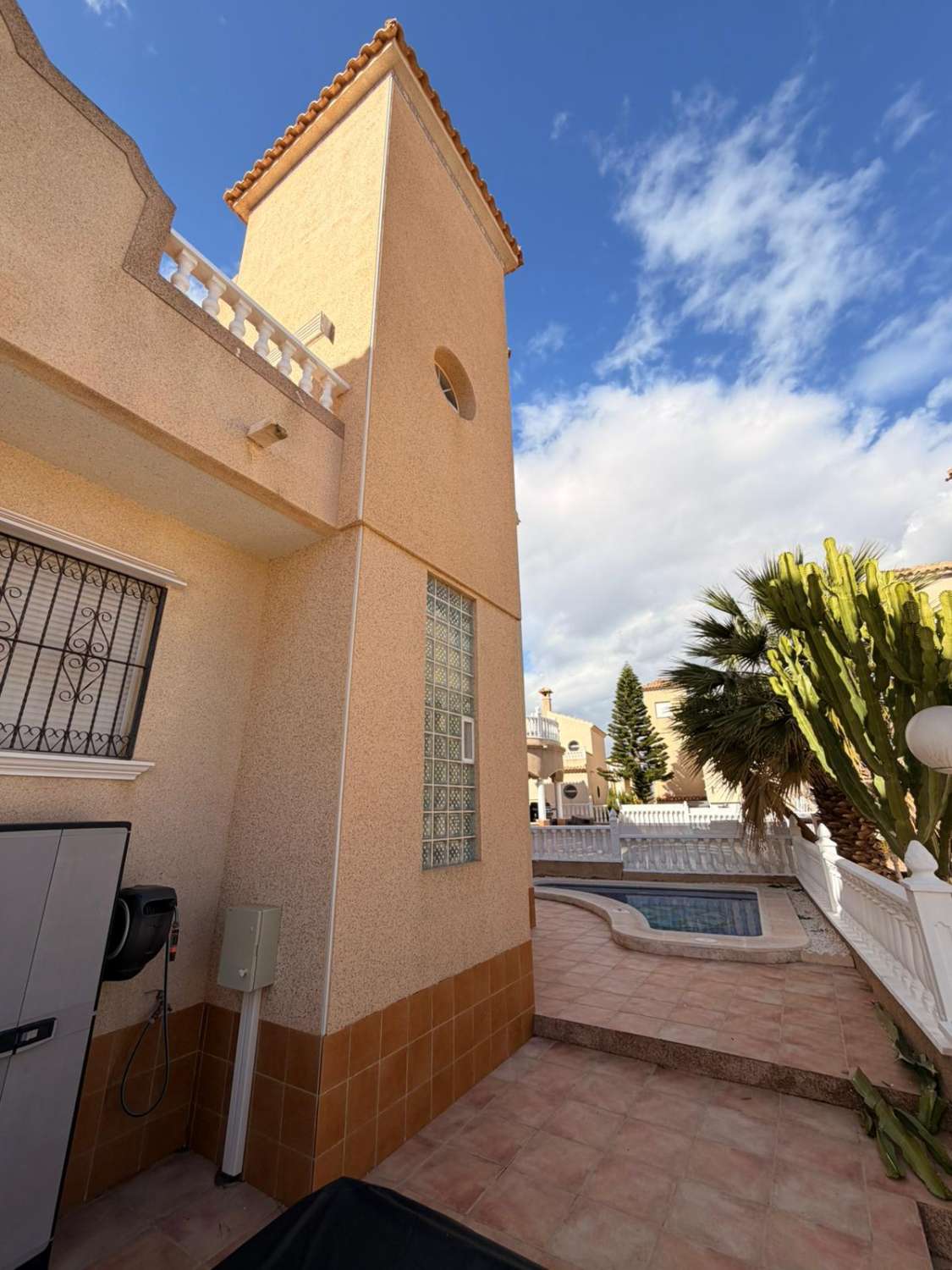 Quadro con 3 habitaciones y 2 baños ubicado Las Filipinas- Villamartin