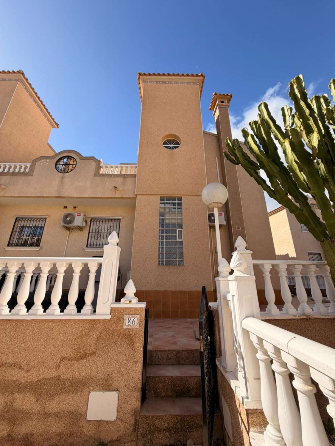 Quadro con 3 habitaciones y 2 baños ubicado Las Filipinas- Villamartin