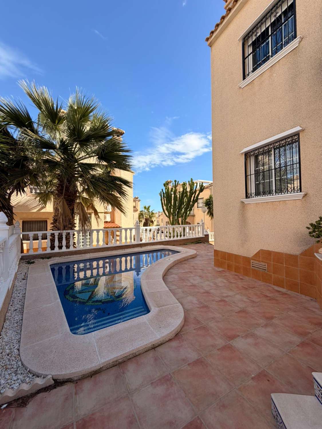 Quadro con 3 habitaciones y 2 baños ubicado Las Filipinas- Villamartin