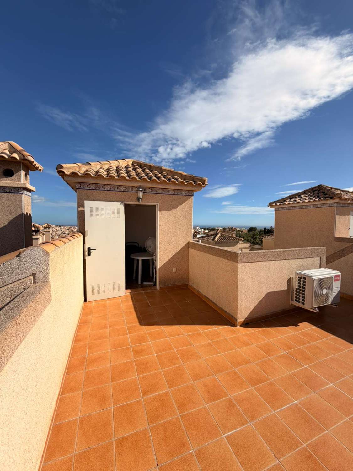 Quadro con 3 habitaciones y 2 baños ubicado Las Filipinas- Villamartin