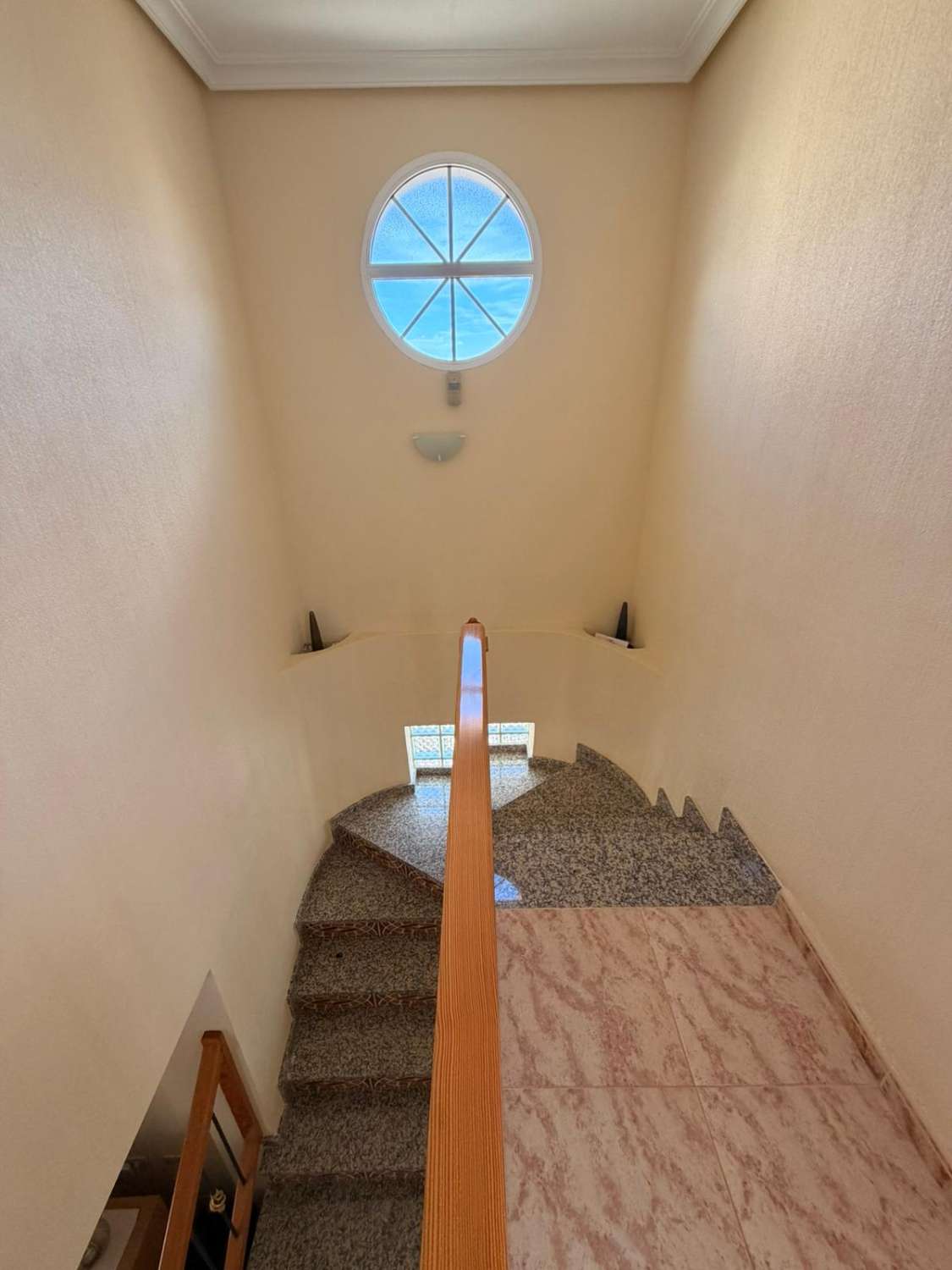 Quadro con 3 habitaciones y 2 baños ubicado Las Filipinas- Villamartin