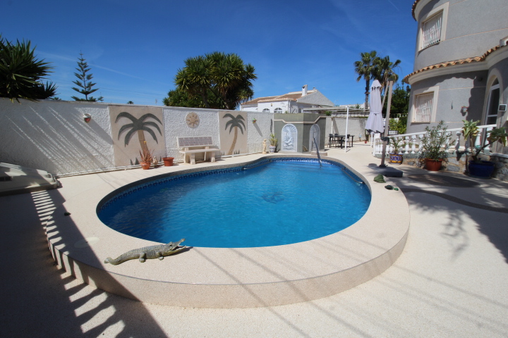 Chalet independiente en urbanización San Luis, Torrevieja.