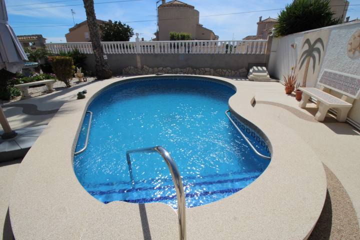 Chalet independiente en urbanización San Luis, Torrevieja.