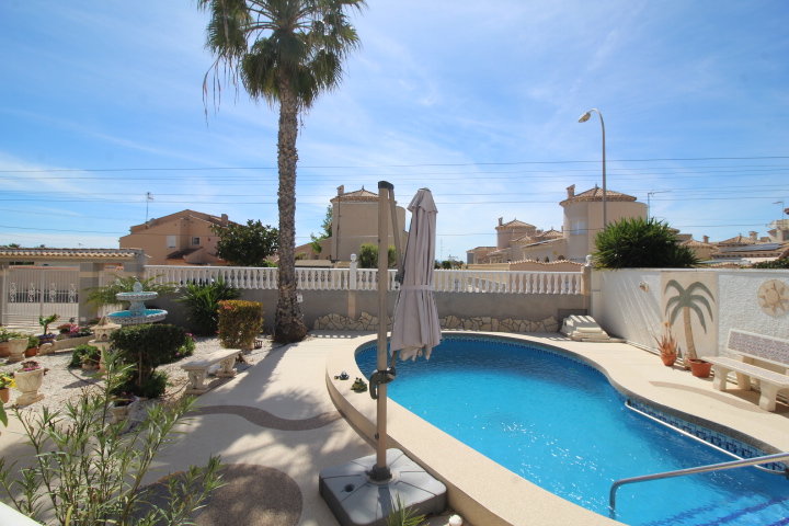 Chalet independiente en urbanización San Luis, Torrevieja.