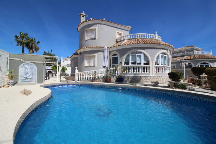 Chalet independiente en urbanización San Luis, Torrevieja.