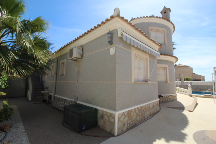 Chalet independiente en urbanización San Luis, Torrevieja.
