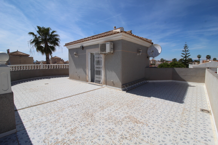 Chalet independiente en urbanización San Luis, Torrevieja.