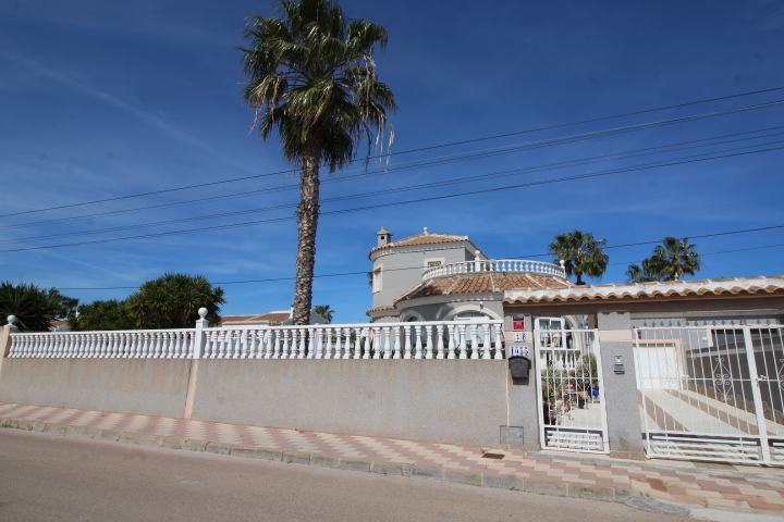 Chalet independiente en urbanización San Luis, Torrevieja.