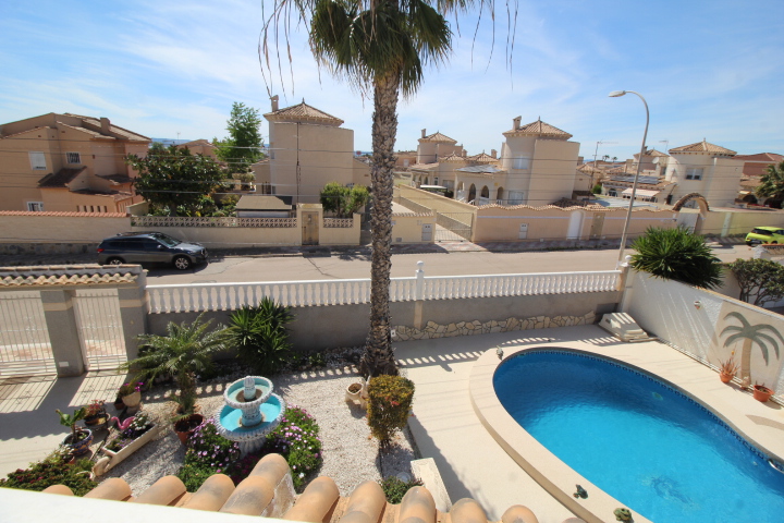 Chalet independiente en urbanización San Luis, Torrevieja.