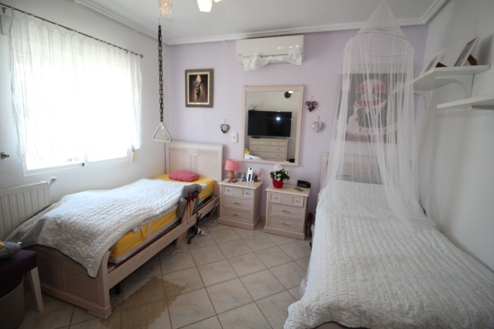 Chalet independiente en urbanización San Luis, Torrevieja.