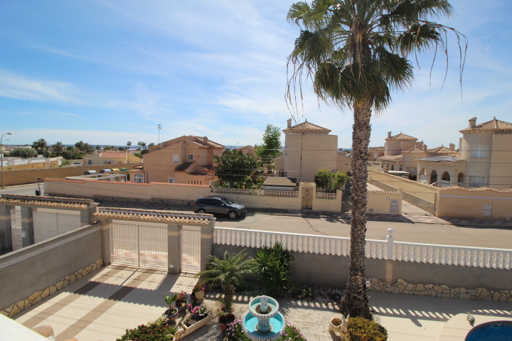 Chalet independiente en urbanización San Luis, Torrevieja.