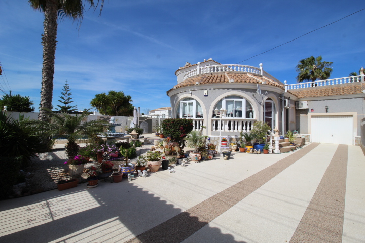 Chalet independiente en urbanización San Luis, Torrevieja.