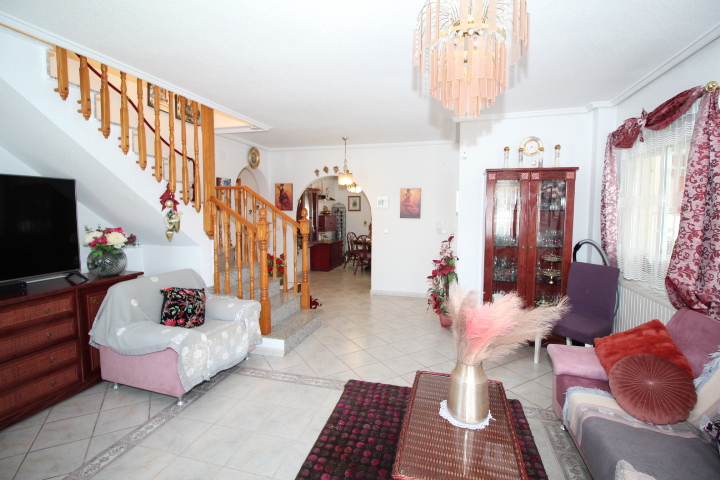 Chalet independiente en urbanización San Luis, Torrevieja.