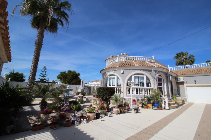 Chalet independiente en urbanización San Luis, Torrevieja.