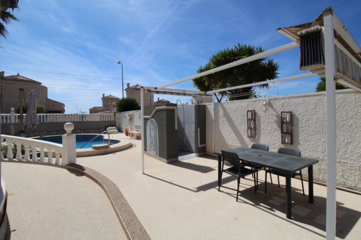 Chalet independiente en urbanización San Luis, Torrevieja.